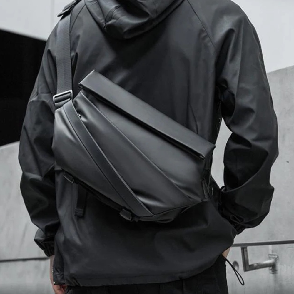 NWOT OBSIDIAN SLING BAG